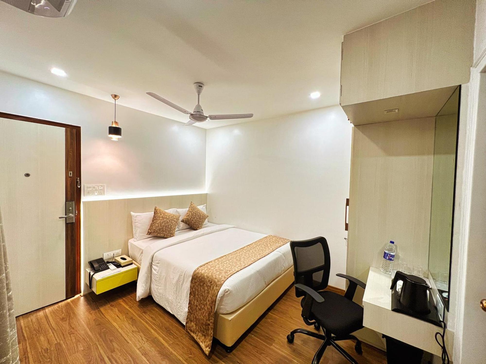 White House By Maxxvalue Service Apartments Bandra Mumbai  Buitenkant foto